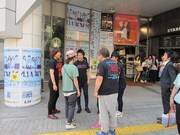 又吉を取り囲むメンバーたち。