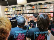 SHIBUYA TSUTAYAで宣伝活動をするメンバーたち。