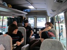 ロケバスに戻るとチーモンチョーチュウ菊地がジューシーズ児玉を羽交い締め。