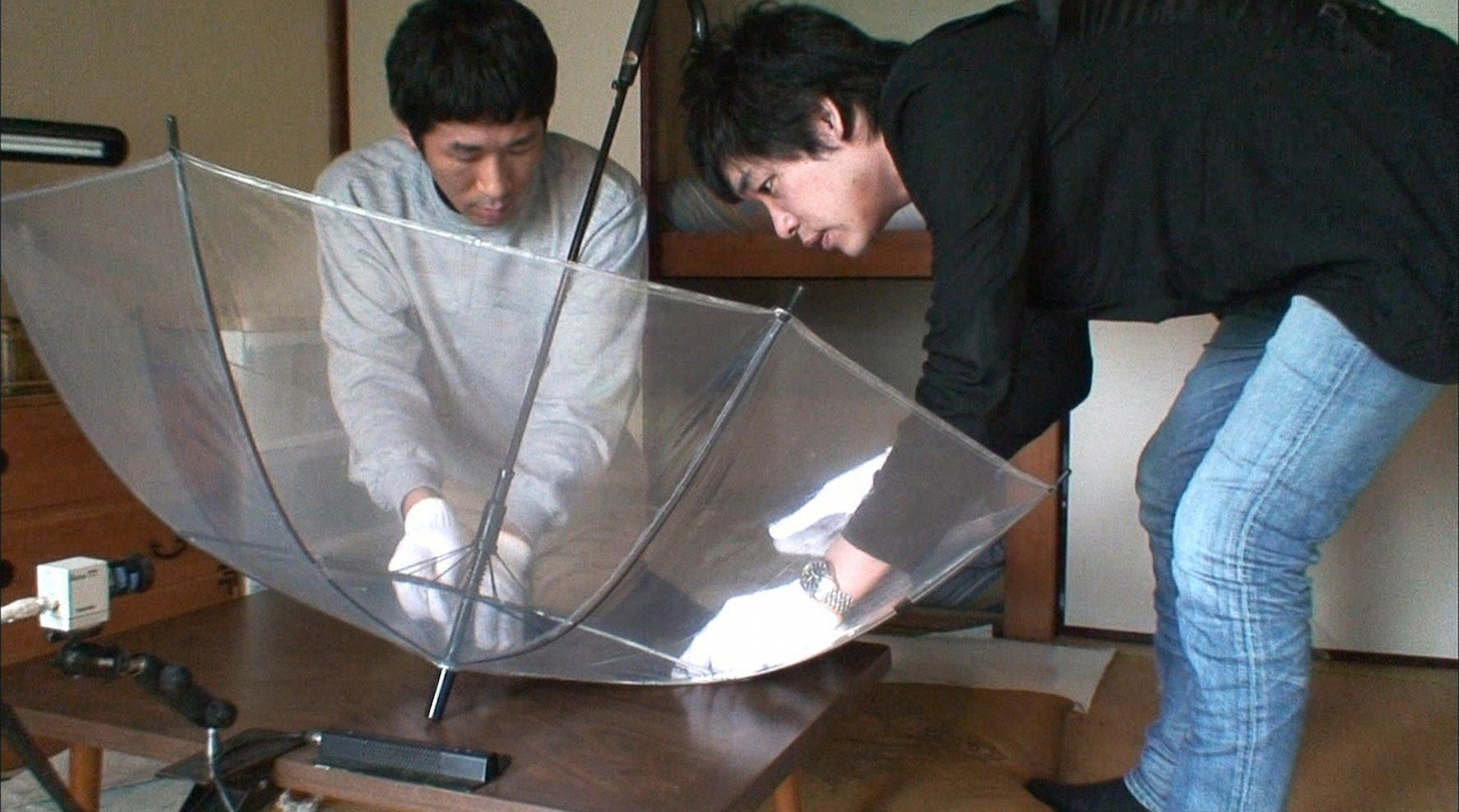 「1カ月1万円生活」田村の勝利へ向けて、コンビで力をあわせる麒麟。(c)テレビ朝日