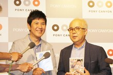 「芸能界での幼なじみ」と仲良しぶりをアピールする“ラビー”こと関根と“ムッくん”こと小堺（左から）。