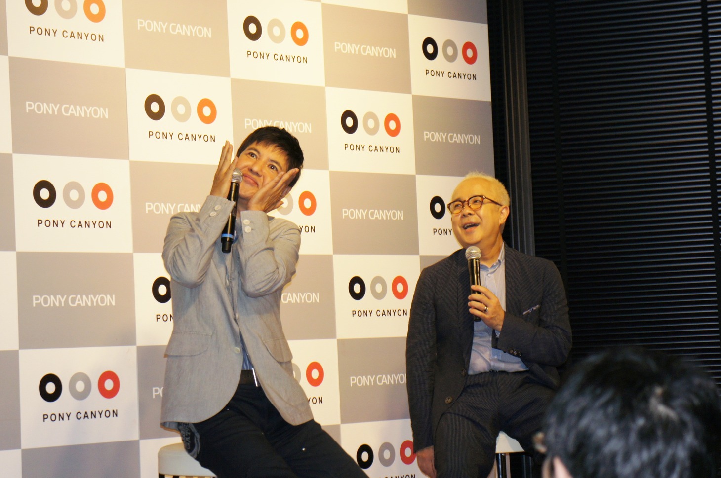 ファン100名を前に行われたトークでは、関根（左）の奇声がたびたび轟いた。