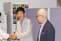 握手会の一場面。