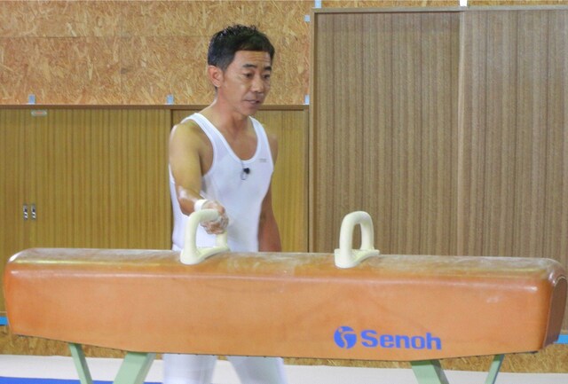 「祝！木梨憲武生誕50周年 はじめてのキナシ」であん馬に初挑戦する木梨憲武。(c)テレビ朝日