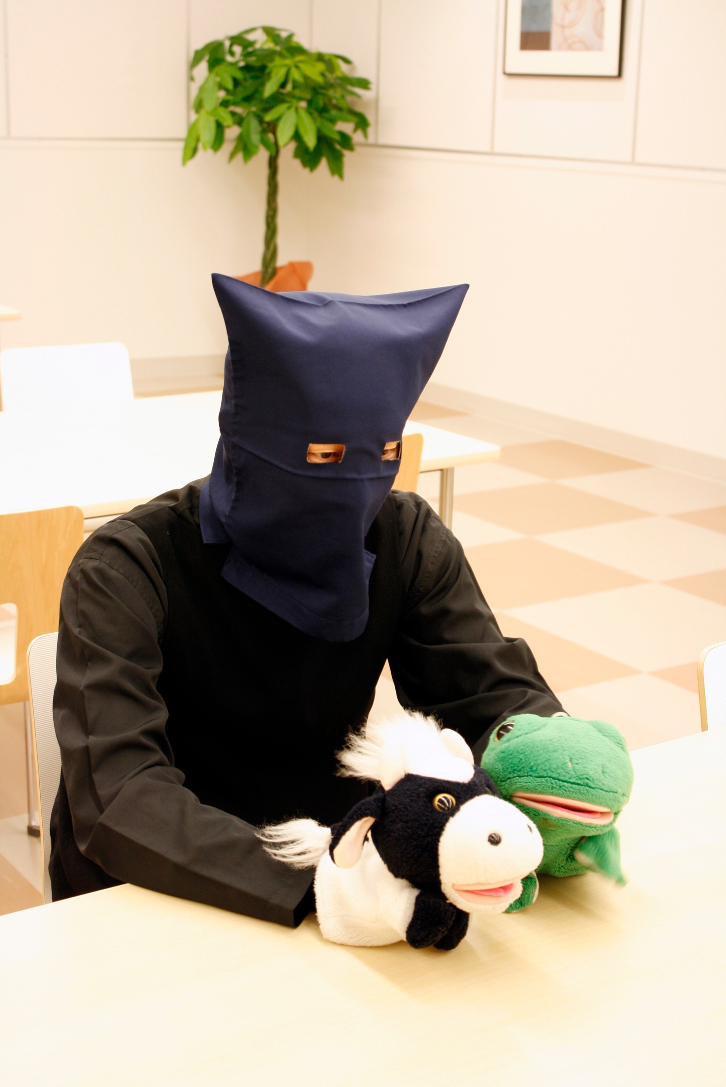 お笑いナタリーのコメント取材に応じるパペットマペット。