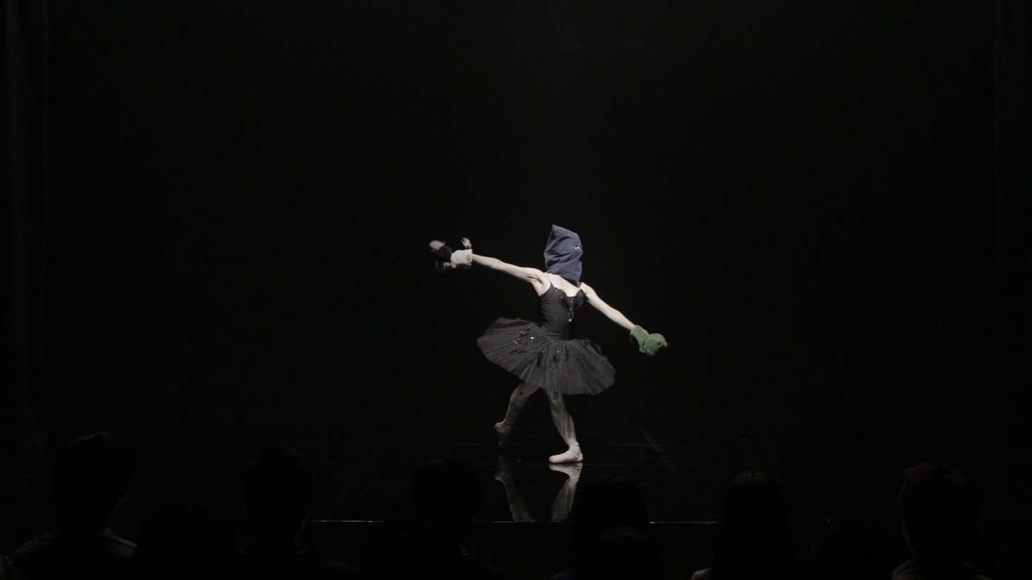 日本エイサーの新CM動画で華麗なバレエを踊るパペットマペット。
