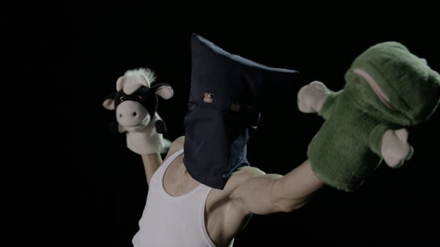 日本エイサーの新CM動画で激しいカンフーアクションを見せるパペットマペット。