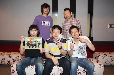 「かよえ！チュー学」で声優を務めるヒカリゴケ片山、なすなかにし（前列左より）。(c)「かよチュー」実行委員会