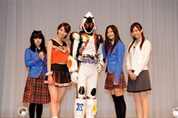 仮面ライダーフォーゼ（中央）と女性キャスト。(c)2011 石森プロ・テレビ朝日・ADK・東映