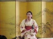 慶応大学落研の荻窪亭酒風は「牛ほめ」を披露。前口上では女子大生のイメージと自分を比べて自虐ネタで会場を笑わせるなど、終始明るい雰囲気をふりまいた。