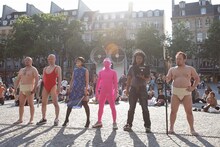 「第12回 Japan Expo」参加のためフランス・パリを訪れたキュートン。彼らのパフォーマンスは7月3日深夜のニコニコ生放送で見ることができる。(c)吉本興業