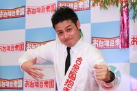 フジテレビの夏恒例イベント「お台場合衆国2011」で「トミドコロの夏ハグ～日本をひとつに、抱きしめ大作戦～」に挑戦するトミドコロ。
