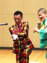 三浦に亀田ギャグをプレゼントするCOWCOW多田。(c)吉本興業