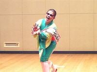 多田からもらった亀田ギャグを試しにやる三浦。「三浦の方が似てるから（多田がつけていた）サングラスいらんなぁ」とお褒めの言葉をもらっていた。(c)吉本興業