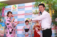 加藤綾子アナ（左）とのハグに期待を持たせるトミドコロ（右）。