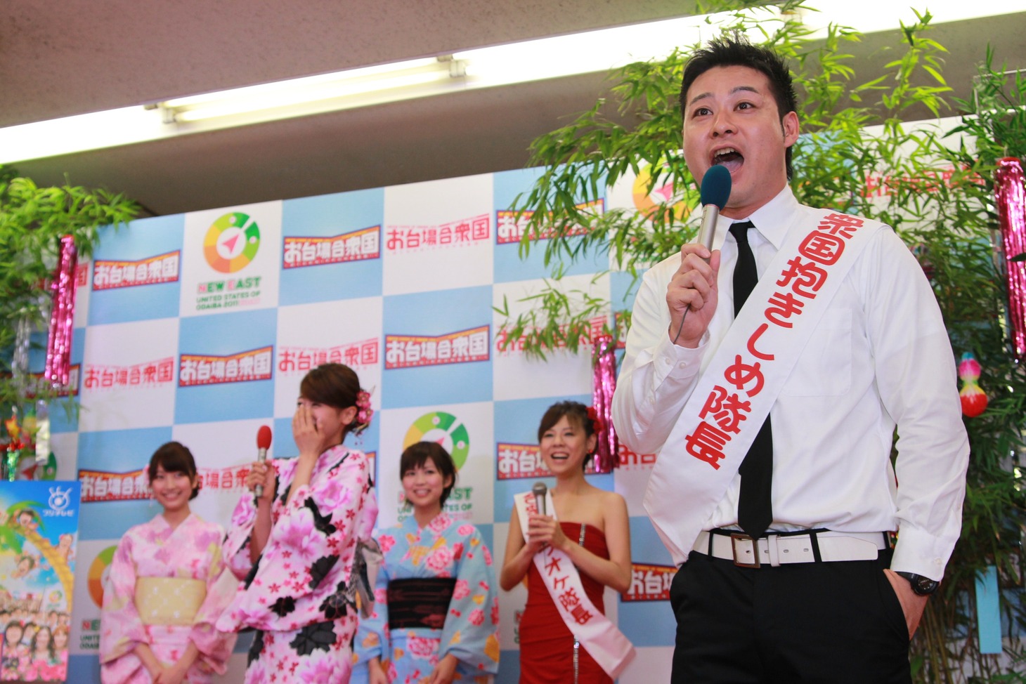 会見の様子。