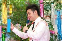 トミドコロが短冊に書いた願いは「47日間ハグしてギネスに載れますように。お台場で僕とハグ！」。