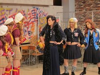 オンナラブリーの新曲アピールを邪魔して乱入してきたブラックラブリイ。