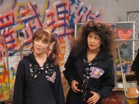 日本最高齢グラビアアイドルのブランク（岡本夏生）。ブアイソ（ローラ・チャン）は、かつてブラックビスケッツがビビアン・スーをボーカルに迎えたことにインスパイアされた村上がスカウト。