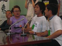 宮川花子のマシンガントークに圧倒されるアンダーエイジ。(c)吉本興業