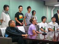 大助・花子は震災被害について胸を痛めつつも、会場を盛り上げようと笑いを交えてトーク。(c)吉本興業