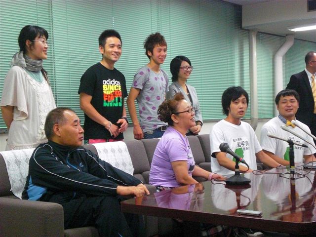 大助・花子は震災被害について胸を痛めつつも、会場を盛り上げようと笑いを交えてトーク。(c)吉本興業