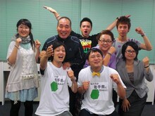 岩手県盛岡市の岩手県庁にて「住みます芸人お披露目」会見に出席した、岩手県担当芸人のアンダーエイジ、応援ゲストの宮川大助・花子、宮川さゆみ、げんきーず。(c)吉本興業