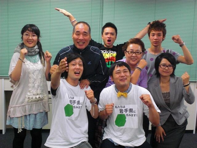 岩手県盛岡市の岩手県庁にて「住みます芸人お披露目」会見に出席した、岩手県担当芸人のアンダーエイジ、応援ゲストの宮川大助・花子、宮川さゆみ、げんきーず。(c)吉本興業