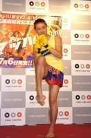 ネタを披露するKICK☆。