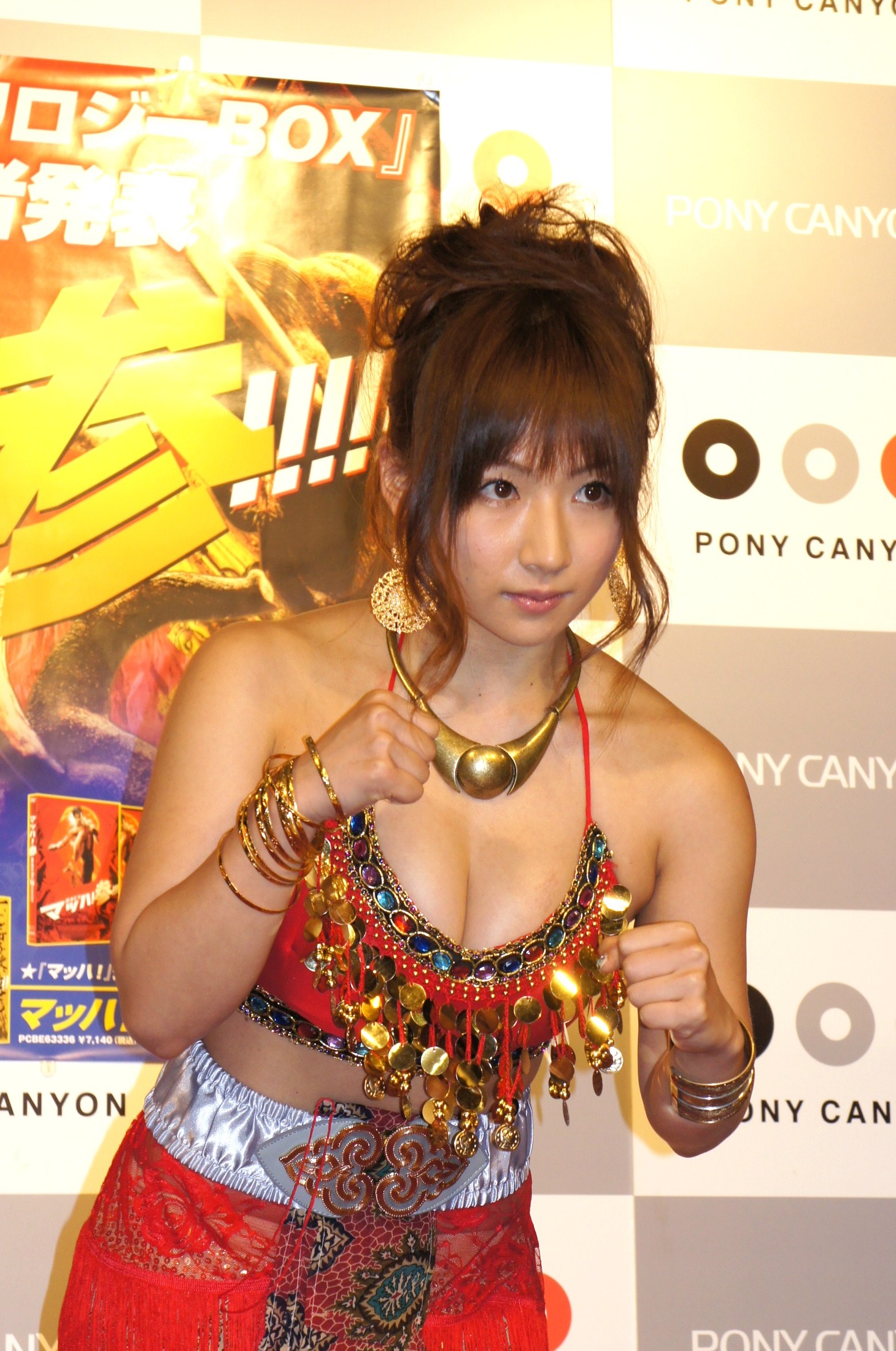 ファイティングポーズを決める愛川ゆず季。