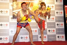 愛川ゆず季（右）は写真用のポーズのみならず、実際に「ゆずポンキック」をKICK☆（左）に何度も浴びせていた。