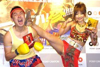 映画「マッハ！」シリーズのDVDをPRするため「DVD応援団」を結成したKICK☆と愛川ゆず季（左から）。愛川の「ゆずポンキック」にKICK☆は苦悶の表情を浮かべていた。