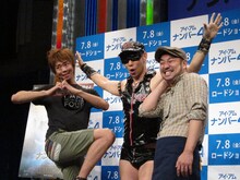 渋谷・ヨシモト∞ホールにて行われた映画「アイ・アム・ナンバー4」イベントに出席した楽しんごとレイザーラモン。 Distribution Co., LLC. All Rights Reserved.