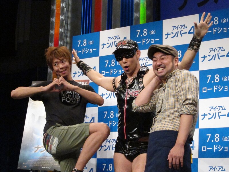 渋谷・ヨシモト∞ホールにて行われた映画「アイ・アム・ナンバー4」イベントに出席した楽しんごとレイザーラモン。 Distribution Co., LLC. All Rights Reserved.