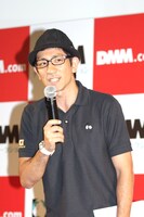 「全開バッチリでございます！」と名調子で会見を進行した柴田。