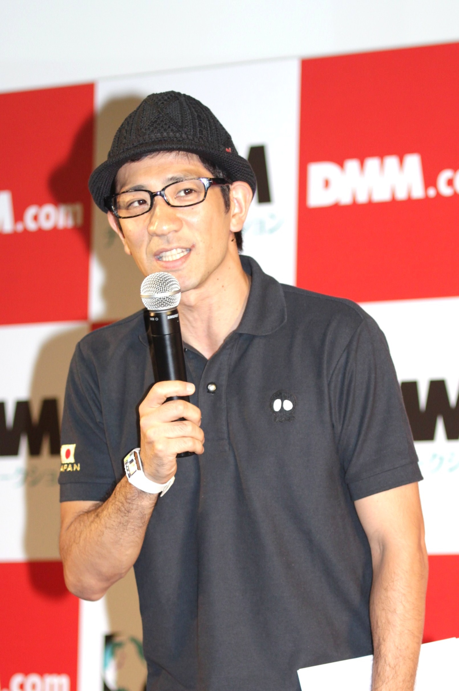 「全開バッチリでございます！」と名調子で会見を進行した柴田。