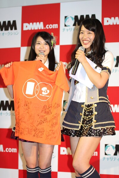 チーム別サイン入りTシャツを紹介する小木曽汐莉（写真左）と桑原みずき（右）。