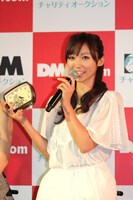 「生声入り目覚まし時計」を出品する吉木りさ。