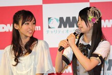 吉木りさ（写真左）、小木曽汐莉（右）