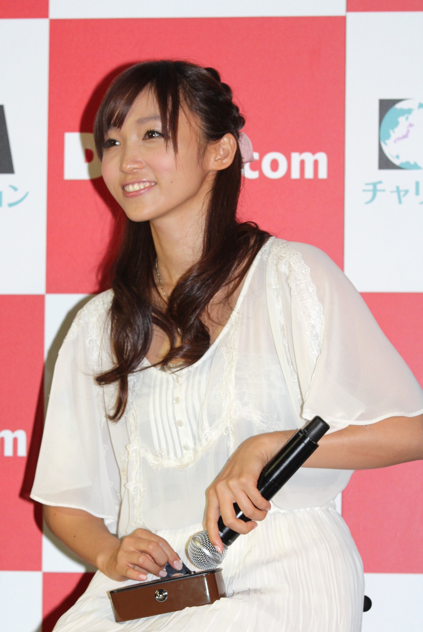 目覚まし時計に収められた生声を自ら届ける吉木りさ。