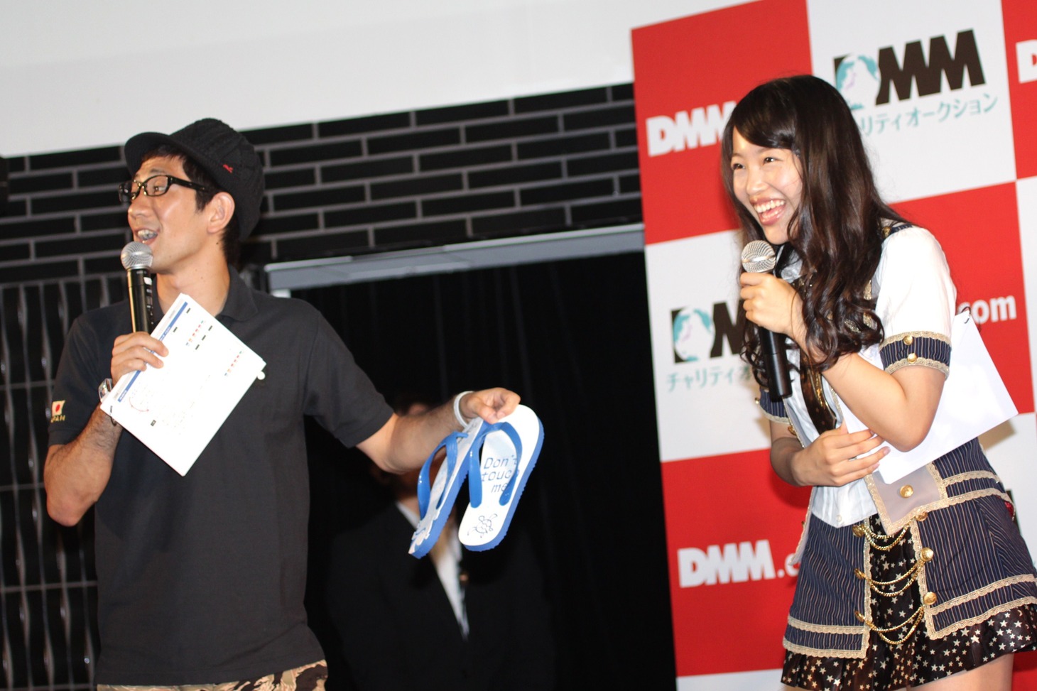 イベントの司会を務める柴田英嗣（写真左）、桑原みずき（右）。