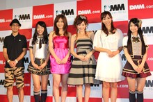 「DMMチャリティオークション」記者発表会のフォトセッションより。写真左から柴田英嗣、桑原みずき、熊田曜子、杉原杏璃、吉木りさ、小木曽汐莉。