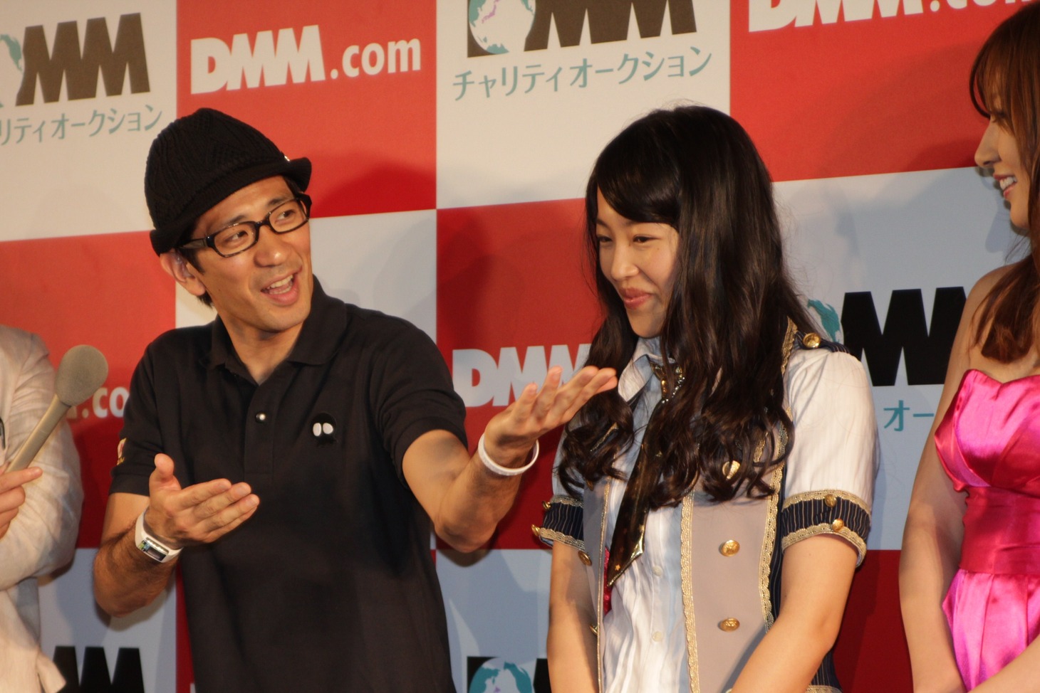 記者発表後の囲み取材の様子。