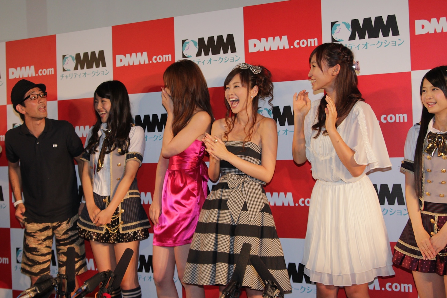 「DMMチャリティオークション」記者発表会のフォトセッションより。