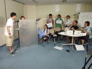 番組恒例の生着替えコーナー。神奈月は物珍しそうにやりとりを見物。