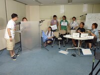 番組恒例の生着替えコーナー。神奈月は物珍しそうにやりとりを見物。