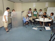 番組恒例の生着替えコーナー。神奈月は物珍しそうにやりとりを見物。