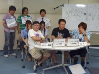 神奈月は7月30日（土）東京・新木場ファーストリングにて行われる「覆面マニア」に出演。イジリー岡田は7月16日（土）から銀座博品館にて上演される「東京アンテナコンテナ第10回本公演～芋洗坂係長卒業公演～『ハイリスクHighSchool』」に出演。