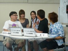 キャバクラのような雰囲気でアップルパインに話しかける神奈月。