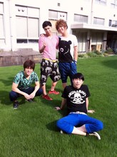 舞台「ふしだらな夜」に出演するギンナナ、ニブゴ大川、ニブゴ宮地の4人。(c)吉本興業